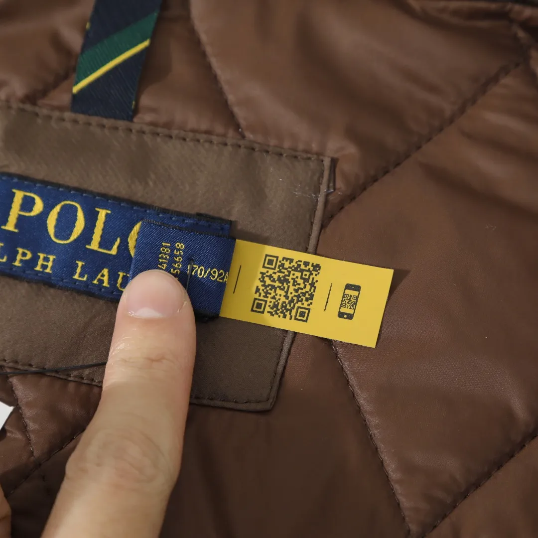 P370 #R50 Ralph Lauren/Ralph Lauren classic old money style workwear rhombus retro cotton jacket. Inspired by retro workwear, it reshapes the contemporary British style. Imported machine-pressed diamond quilting technology, every quilting line is accurately aligned, and the details are full of ingenuity; three-dimensional tailoring creates a neat H-shaped silhouette, and it can still remain light and straight when worn in multiple layers in autumn and winter. Customized metal buttons, low-key embellished textured corduroy lapel design, full of retro atmosphere, 37.5° temperature control black technology, breathable and moisture-proof, locks in temperature and sweat, waterproof and snow-proof fabric, no fear of bad weather, anti-run cotton patented technology, warm and soft, long-wearing without deformation, five high-end colors: navy | khaki | black | green | brown, easily suitable for commuting, leisure, and travel. Wearing one piece gives off a calm temperament of "old money style", and you can have both style and warmth in low-temperature weather.  Color: Navy blue, black, khaki, military green, brown Size: S M L